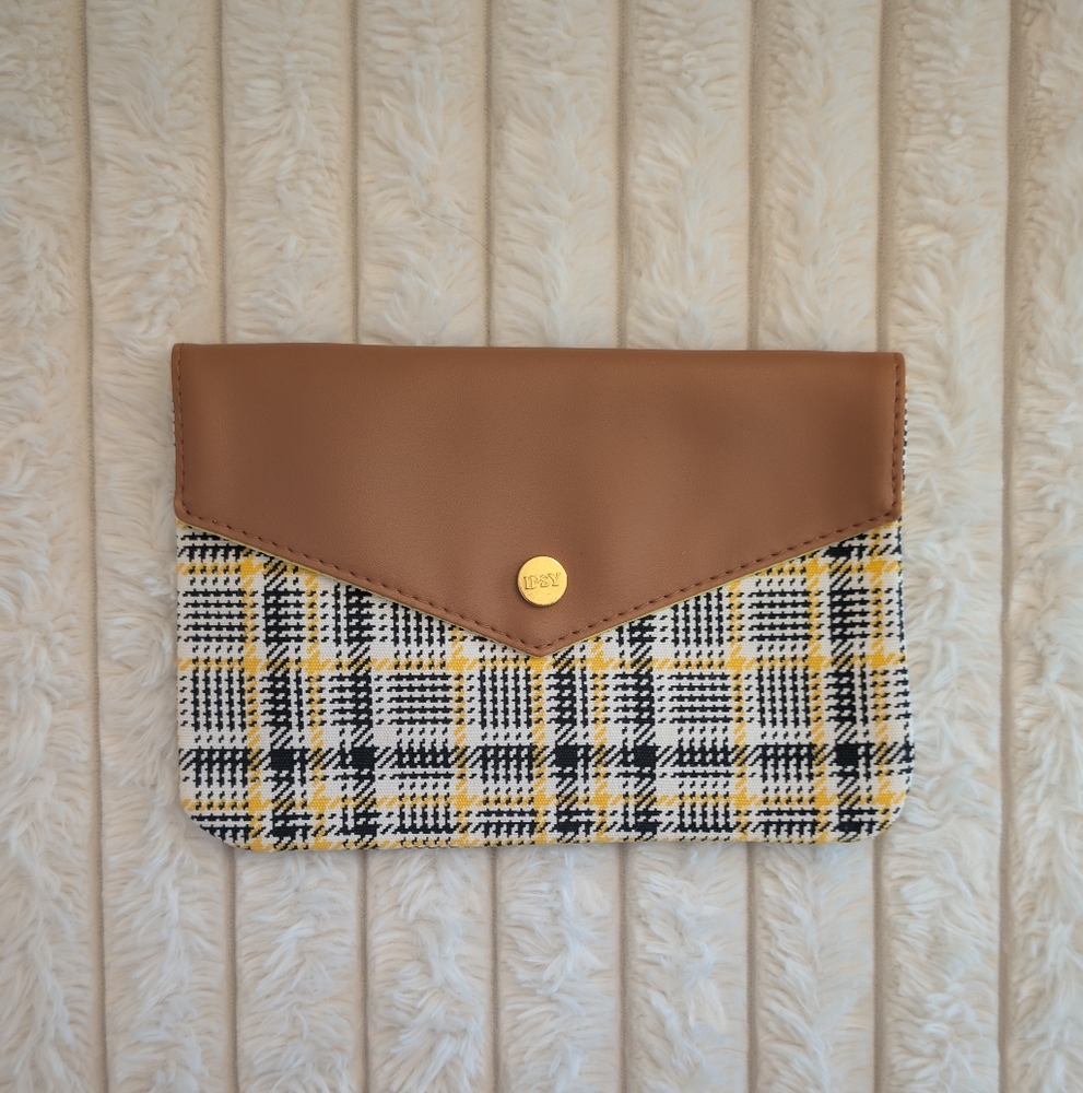 ✳️ FREE w/ Bundle - Plaid and Tan Clutch